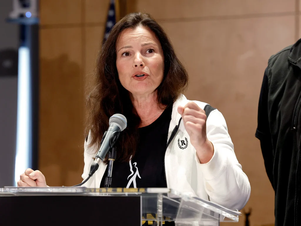 Fran Drescher amerikai színésznő, a SAG-AFTRA elnöke 2023. július 14-én bejelenti a sztrájkot